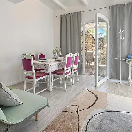Holiday home 4 Bedroom Pet Friendly In Miholascica