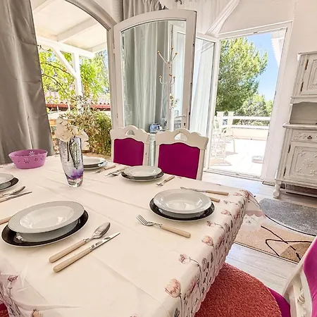 4 Bedroom Pet Friendly In *